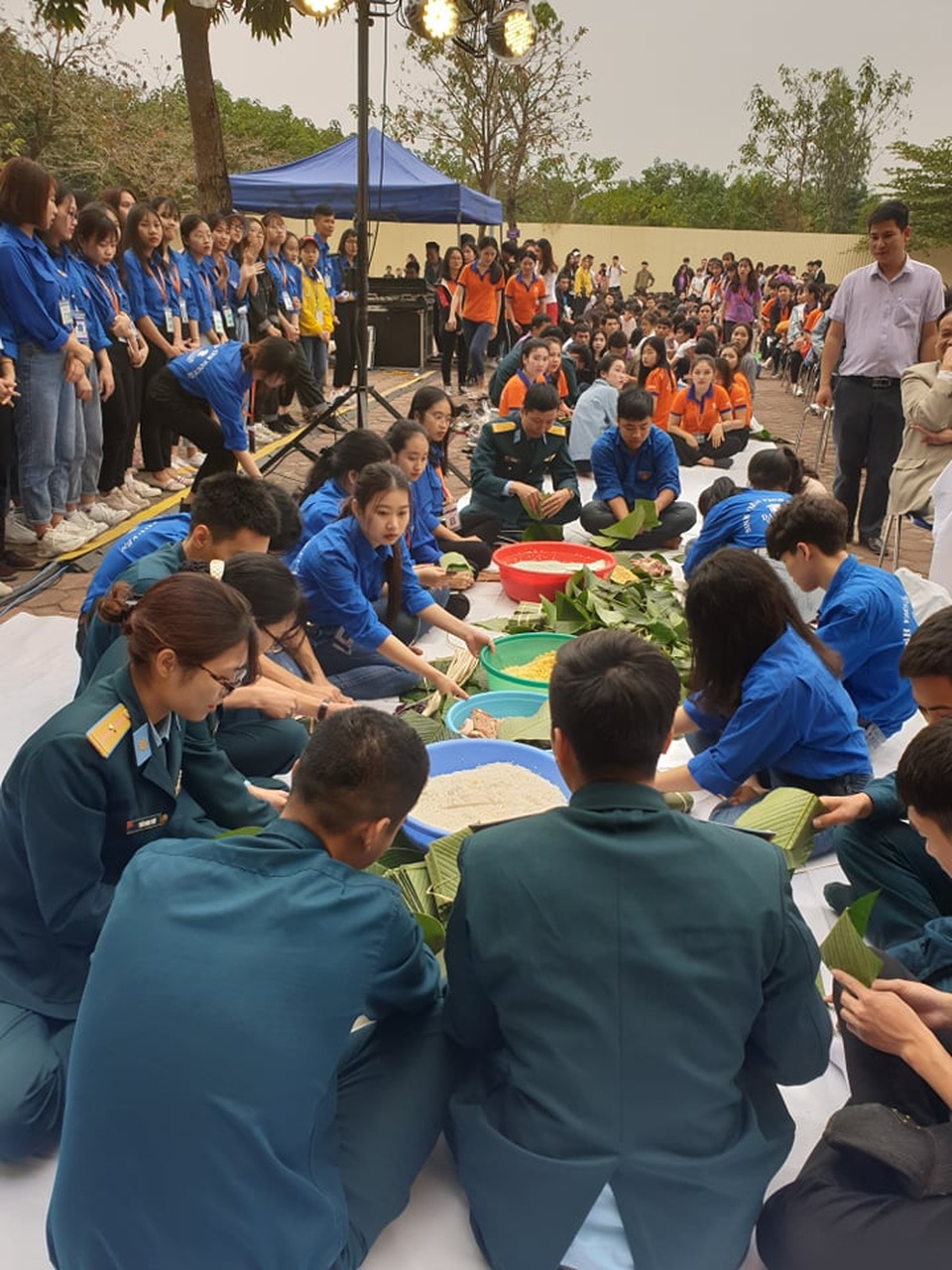 Tấm bánh nghĩa tình đặc biệt của sinh viên dành tới các hoàn cảnh khó khăn - 3 Tấm bánh nghĩa tình đặc biệt của sinh viên dành tới các hoàn cảnh khó khăn - 3