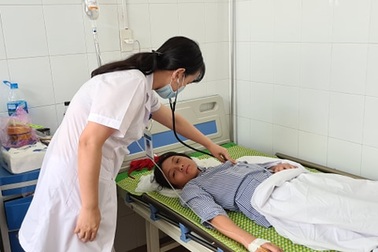 44 học sinh có biểu hiện ngộ độc sau khi uống nước giải khát tại lớp