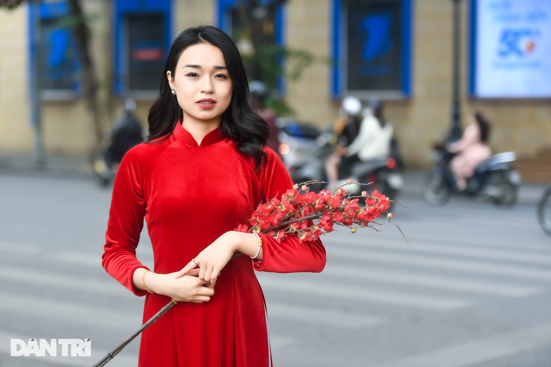 Hàng trăm nàng thơ xúng xính áo dài, chụp ảnh đông kín hồ Gươm - 2 Hàng trăm nàng thơ xúng xính áo dài, chụp ảnh đông kín hồ Gươm - 2