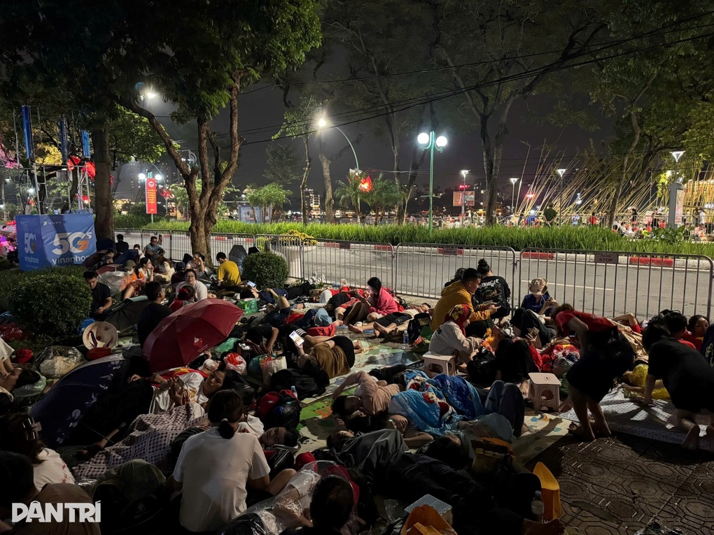 Hà Nội mưa nặng hạt, người dân dựng lều ngủ tạm xuyên đêm ở nhà ga, bến xe - 4 Hà Nội mưa nặng hạt, người dân dựng lều ngủ tạm xuyên đêm ở nhà ga, bến xe - 4