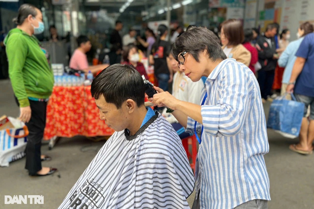 Bệnh nhân chạy thận, trẻ nhỏ vui xuân trong viện: Năm nay đã đủ đồ ăn Tết - 4 Bệnh nhân chạy thận, trẻ nhỏ vui xuân trong viện: Năm nay đã đủ đồ ăn Tết - 4