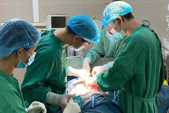 4 giờ phẫu thuật cắt 6 bộ phận trong bụng rồi nối lại cho bệnh nhân 62 tuổi