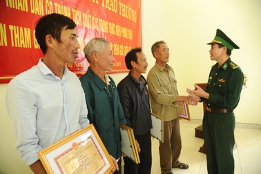 Khen thưởng 6 người dân giao nộp 25 bánh heroin dạt vào bờ biển