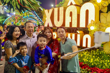 Không khí người dân cả nước hân hoan, vui đón giao thừa Tết Giáp Thìn