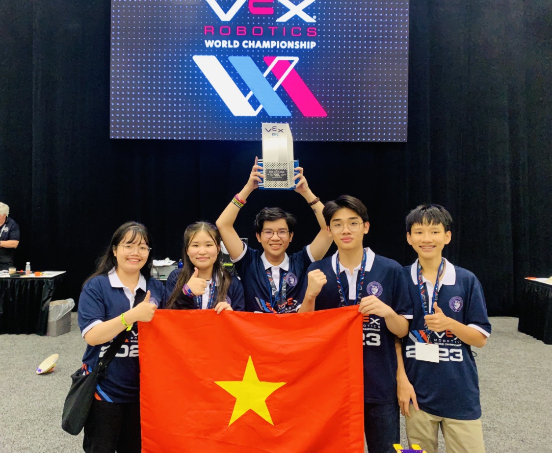 Các học sinh Việt Nam giành giải thưởng tại giải đấu robot thế giới VEX Worlds (Ảnh: NVCC).