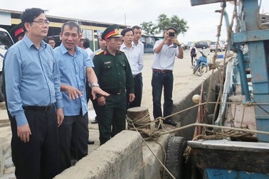 Hối hả thu gom tài sản chạy bão số 5