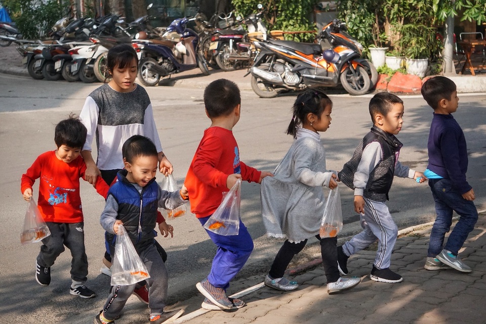 Người Hà Nội văn minh mang xô chậu đi thả cá chép, không thả túi nilon - 7 Người Hà Nội văn minh mang xô chậu đi thả cá chép, không thả túi nilon - 7