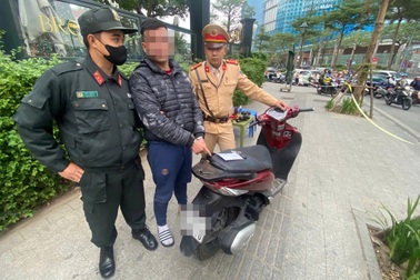 Thanh niên đi SH lượn phố lộ gói ma túy