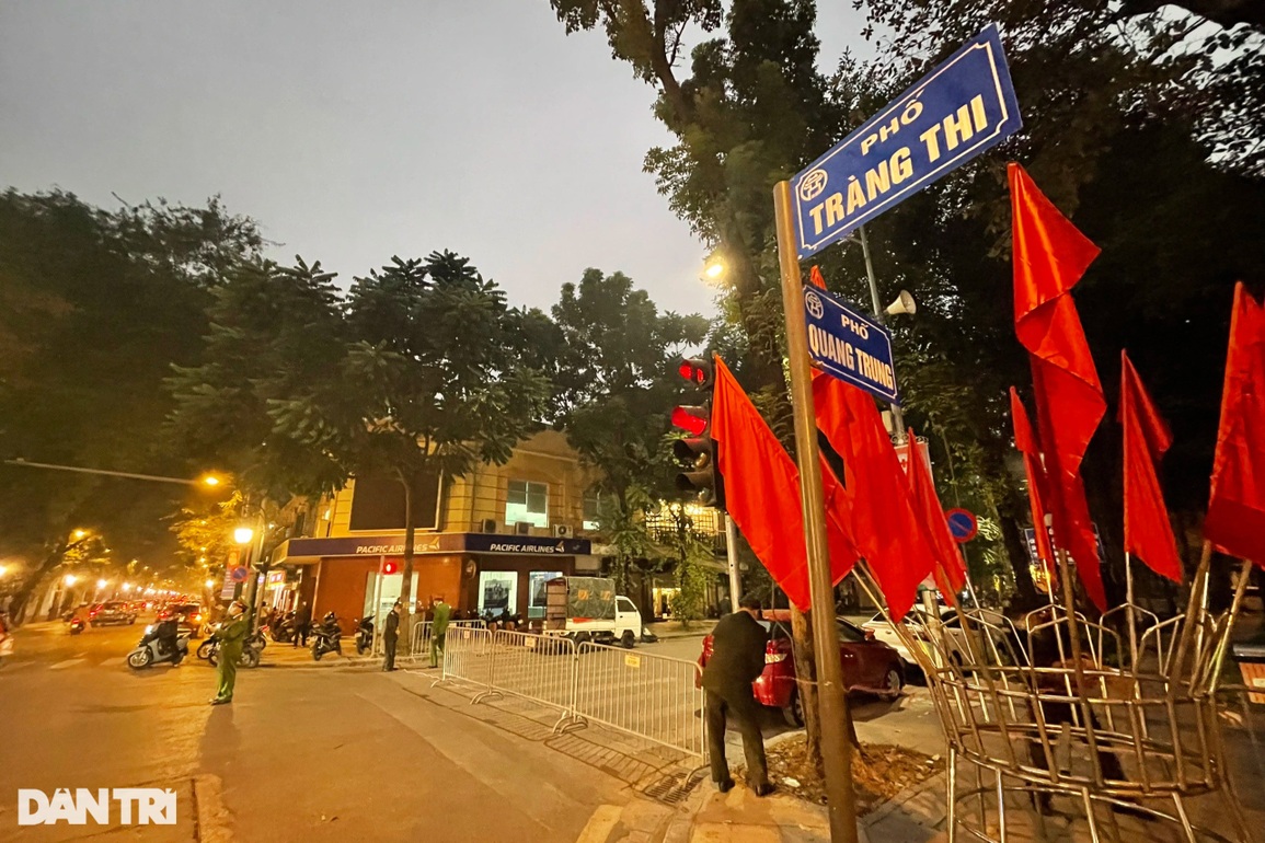 Cận cảnh 10 chốt chặn quanh Nhà thờ Lớn đêm Noel - 6 Cận cảnh 10 chốt chặn quanh Nhà thờ Lớn đêm Noel - 6