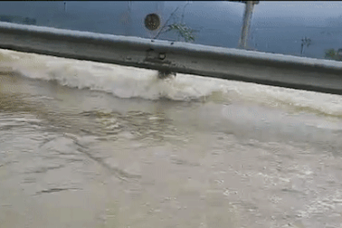 Nước lũ chảy cuồn cuộn trên quốc lộ 1A, Hà Tĩnh cấm phương tiện qua lại