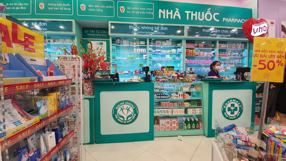 Khẩu trang y tế cháy hàng tại trung tâm thương mại, dân Hà Nội vừa chơi vừa sợ - 7 Khẩu trang y tế cháy hàng tại trung tâm thương mại, dân Hà Nội vừa chơi vừa sợ - 7