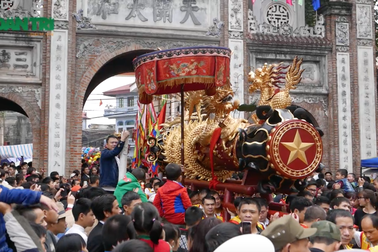 Hàng nghìn người phấn khích với lễ rước pháo "khủng" ở Đồng Kỵ