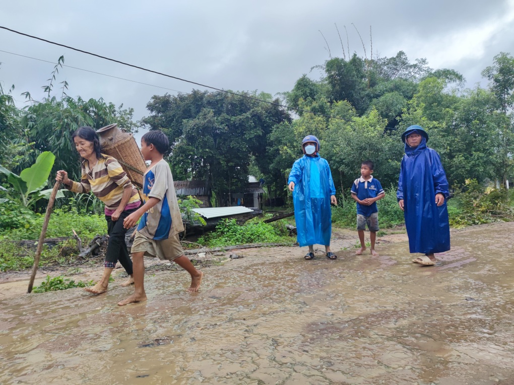 Gia Lai, Kon Tum khẩn trương sơ tán người dân vùng nguy cơ sạt lở - 4 Gia Lai, Kon Tum khẩn trương sơ tán người dân vùng nguy cơ sạt lở - 4