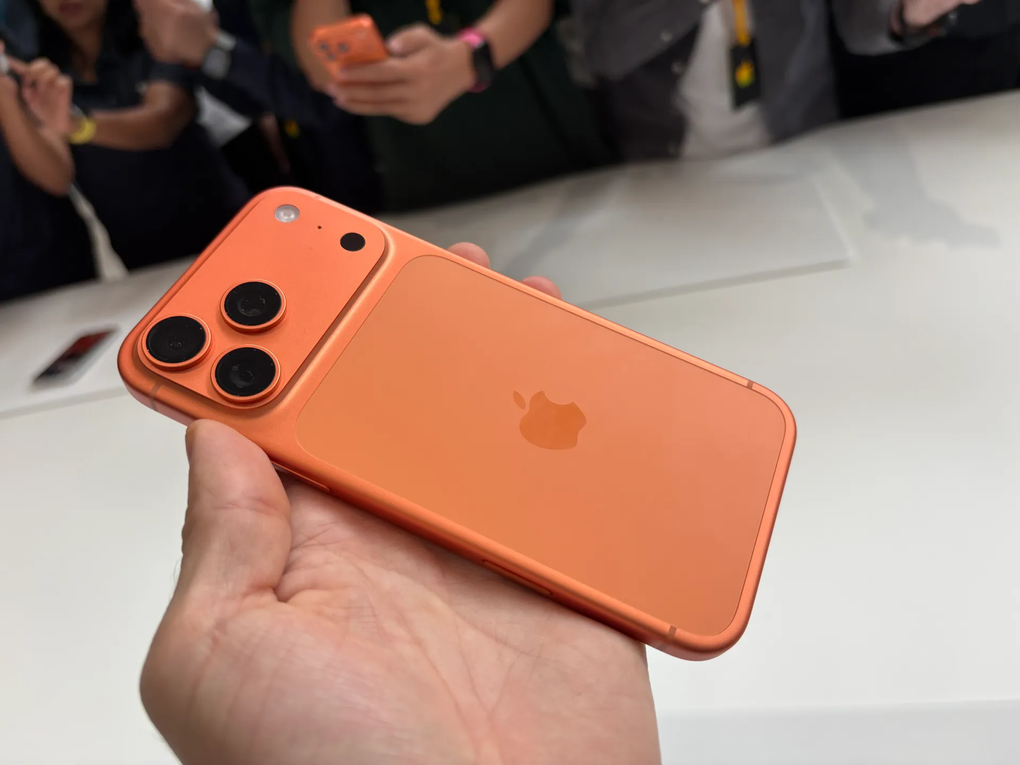 Trên tay iPhone Air siêu mỏng và iPhone 17 Pro thiết kế mới - 9 Trên tay iPhone Air siêu mỏng và iPhone 17 Pro thiết kế mới - 9