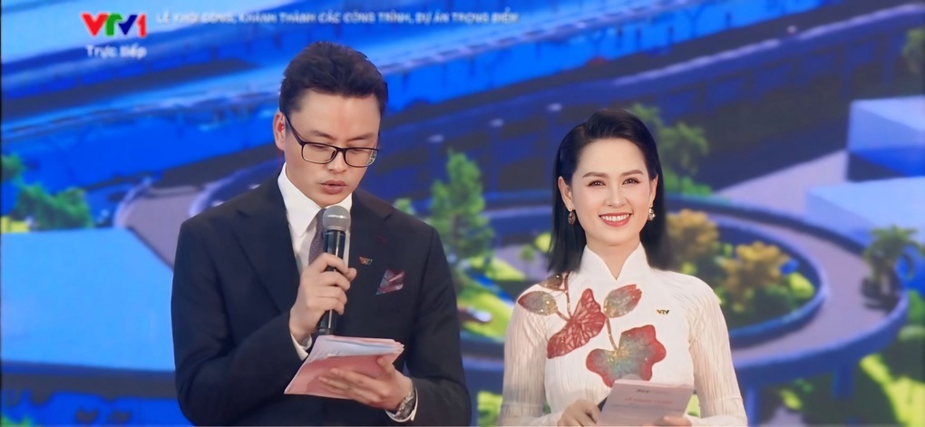 BTV VTV gây sốt với màn phỏng vấn bé gái trong đại lễ 30/4 là ai? - 2 BTV VTV gây sốt với màn phỏng vấn bé gái trong đại lễ 30/4 là ai? - 2