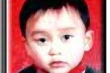 5 tuổi ăn trộm ô tô