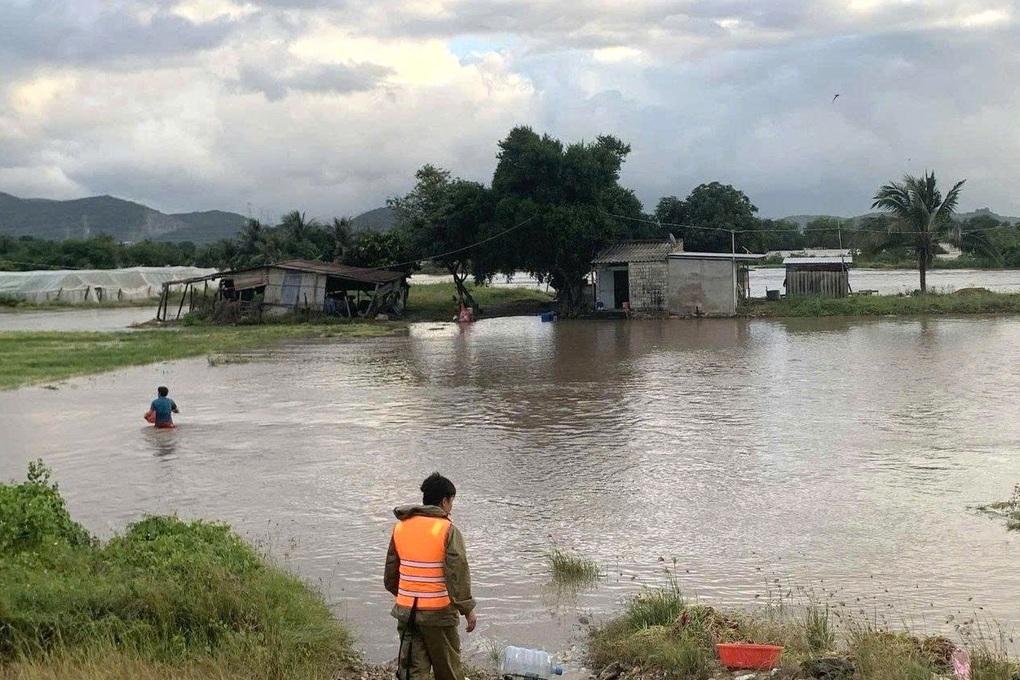 Hồ Lòng Sông xả lũ lớn chưa từng có, 1.000 hộ dân Lâm Đồng chìm trong nước - 1