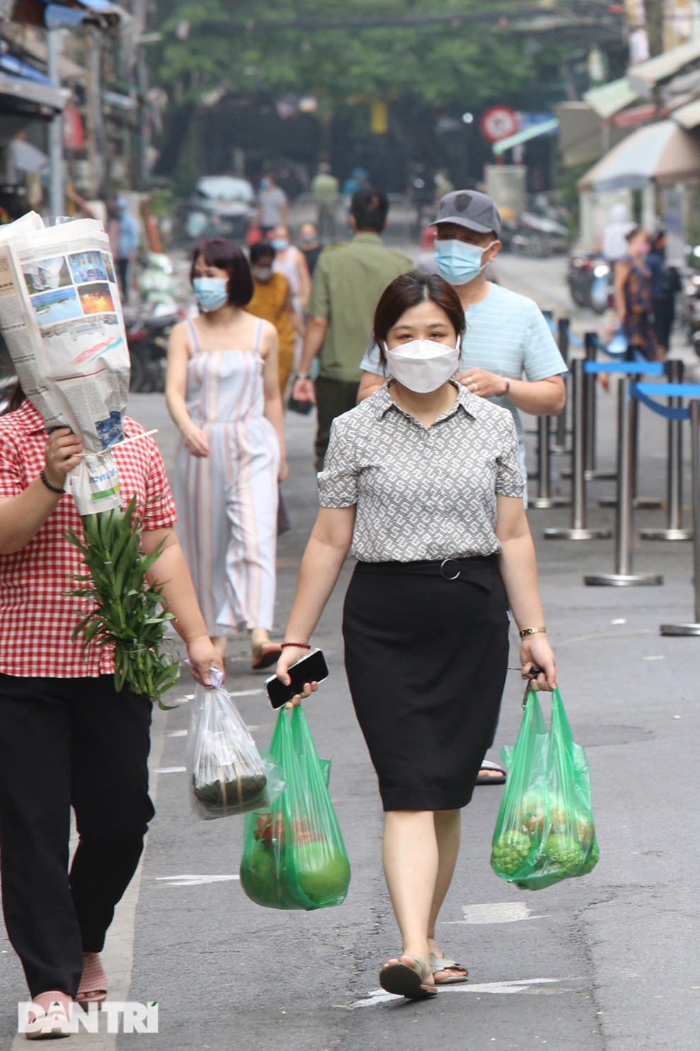 Hà Nội nới lỏng giãn cách, chợ dân sinh nhộn nhịp, tiểu thương phấn khởi - 9 Hà Nội nới lỏng giãn cách, chợ dân sinh nhộn nhịp, tiểu thương phấn khởi - 9