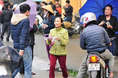 Phe vé lộng hành trước trận SL Nghệ An-HA Gia Lai, BTC bất lực