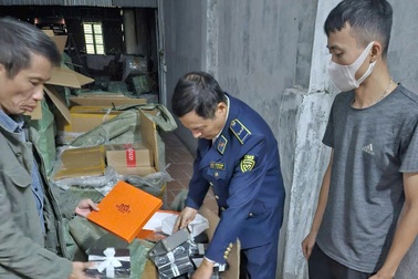 Hà Nội: Phát hiện hàng nghìn túi xách nghi giả mạo nhãn hiệu nổi tiếng