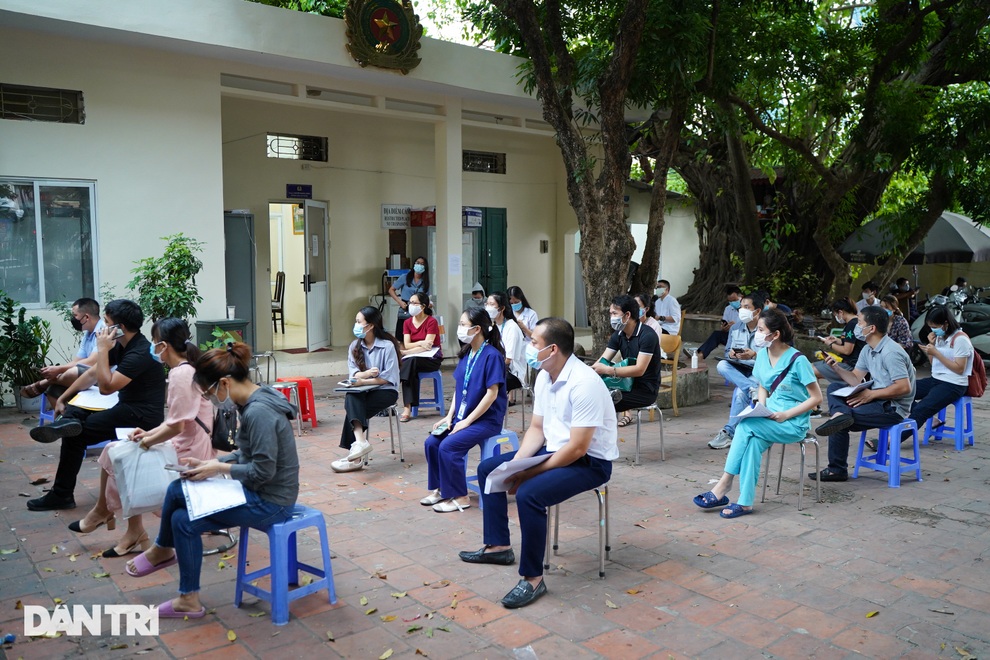 Hà Nội: Dân xếp hàng chờ kết quả, công an phường gấp rút cấp giấy đi đường - 1 Hà Nội: Dân xếp hàng chờ kết quả, công an phường gấp rút cấp giấy đi đường - 1