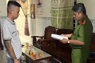 Người đàn ông bị còng tay, đánh đập ép ký giấy nợ hơn nửa tỷ đồng