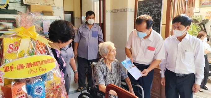 Lãnh đạo Sở LĐ-TB&XH thăm bà Huỳnh Thị Nhơn –Mẹ VNAH, phường Phú Hòa ,TP.TDM