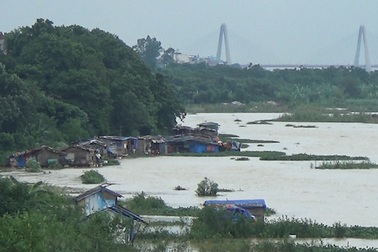Bãi giữa sông Hồng ngập trắng vì nước lớn, xóm chài dạt vào bờ