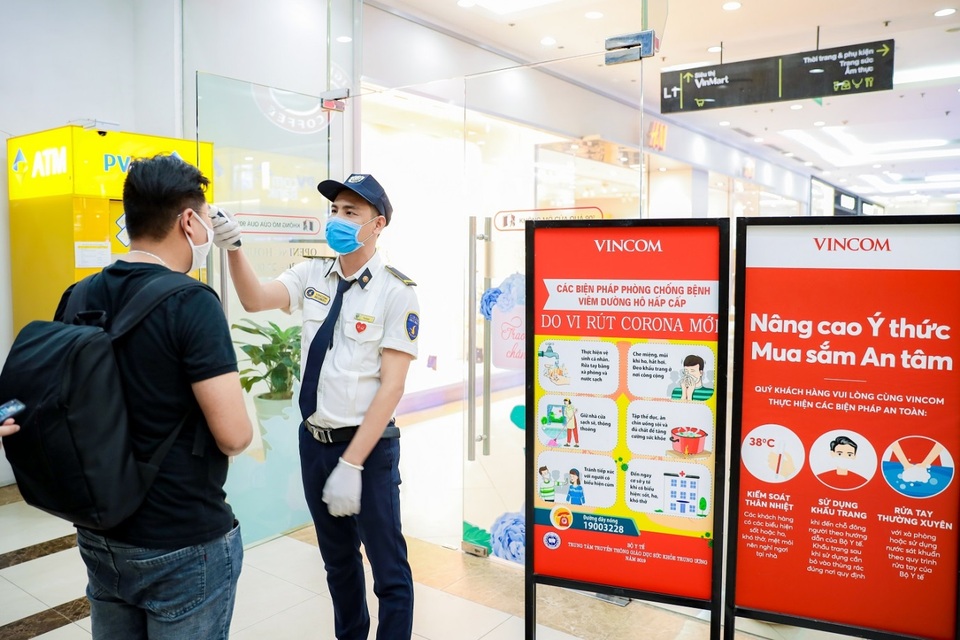 Vincom tăng cường thắt chặt các biện pháp phòng chống Covid-19 - 4 Vincom tăng cường thắt chặt các biện pháp phòng chống Covid-19 - 4