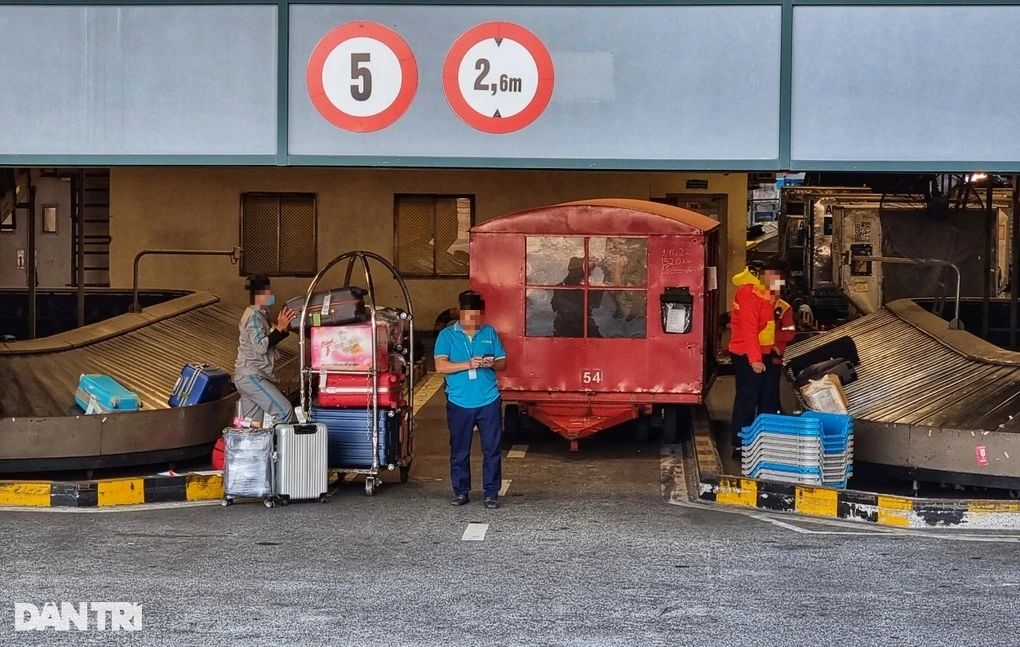 Nhân viên bốc xếp móc trộm đồ tại sân bay bị phát hiện như thế nào? - 1 Nhân viên bốc xếp móc trộm đồ tại sân bay bị phát hiện như thế nào? - 1
