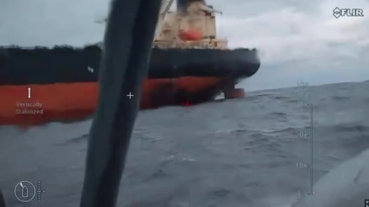 Ukraine đăng video tấn công tàu dầu nghi của Nga