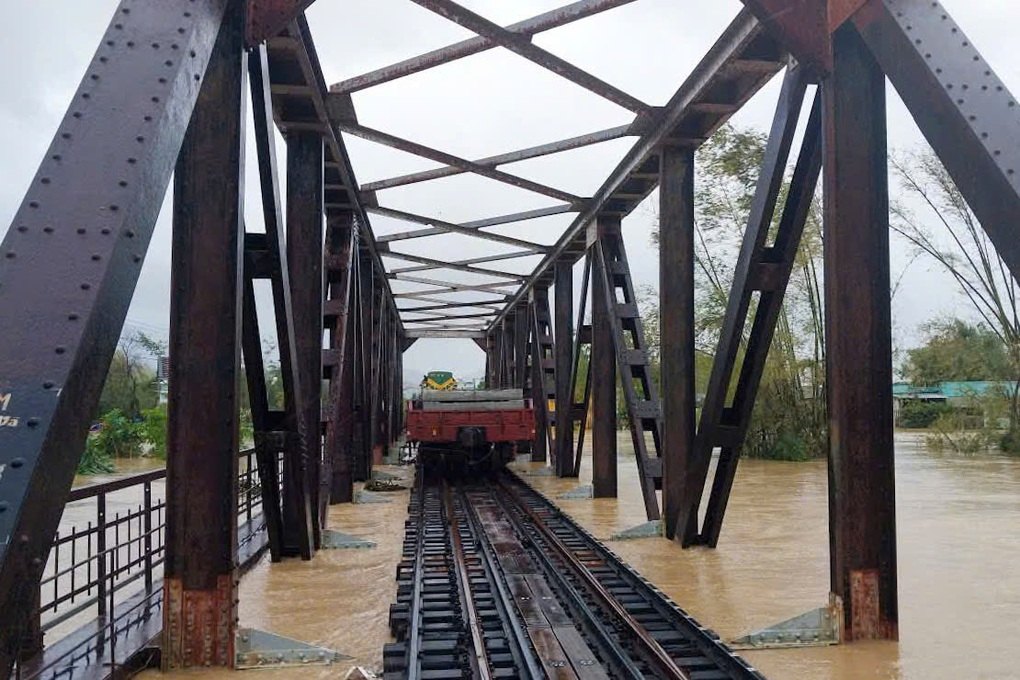 Kích hoạt phương án khẩn cấp, điều tàu hàng chống trôi cầu đường sắt - 1