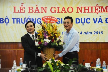 Chính thức bàn giao nhiệm vụ tới Bộ trưởng Bộ GD&ĐT Phùng Xuân Nhạ