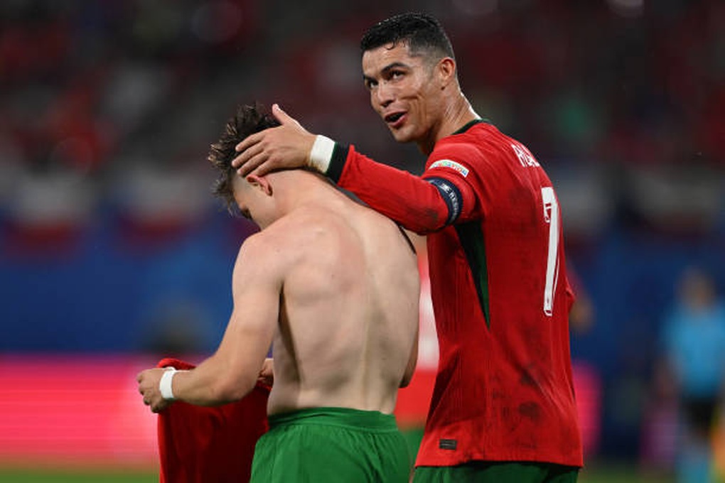 C.Ronaldo thi đấu vô duyên, Bồ Đào Nha ngược dòng chiến thắng nghẹt thở - 1