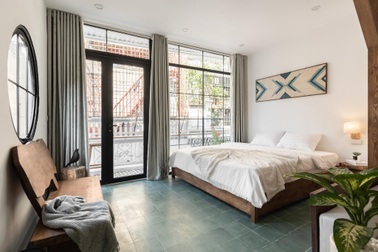 Nhà phố cổ cũ kỹ ở Hà Nội “lột xác” bất ngờ như khách sạn sau khi cải tạo