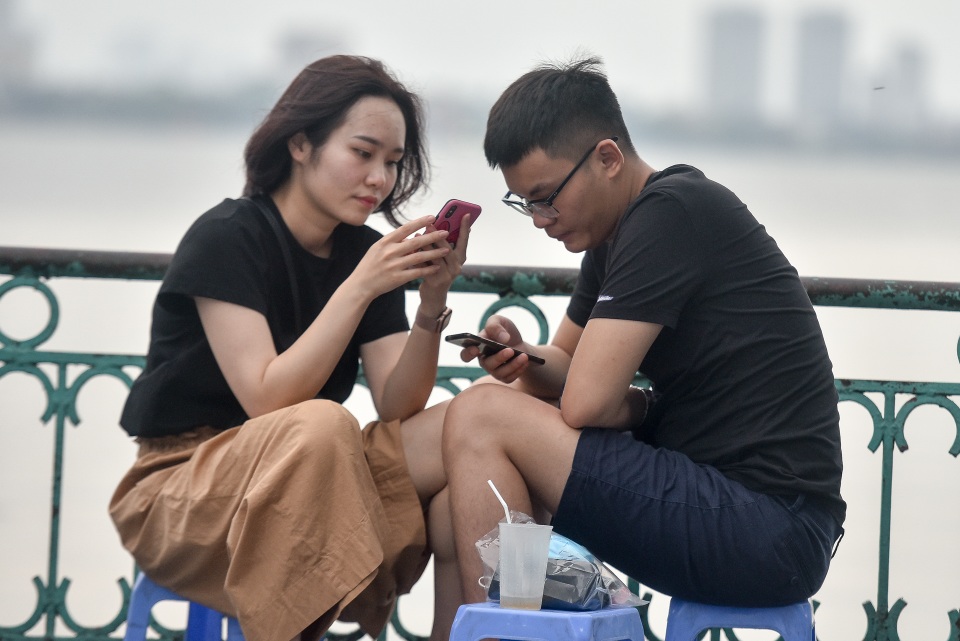Trà đá ven hồ Tây kín đặc người, chủ quán lẫn khách hàng thờ ơ với lệnh cấm - 2 Trà đá ven hồ Tây kín đặc người, chủ quán lẫn khách hàng thờ ơ với lệnh cấm - 2