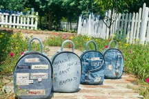 Quần jeans cũ được "lên đời" thành những chiếc túi xách vạn người mê