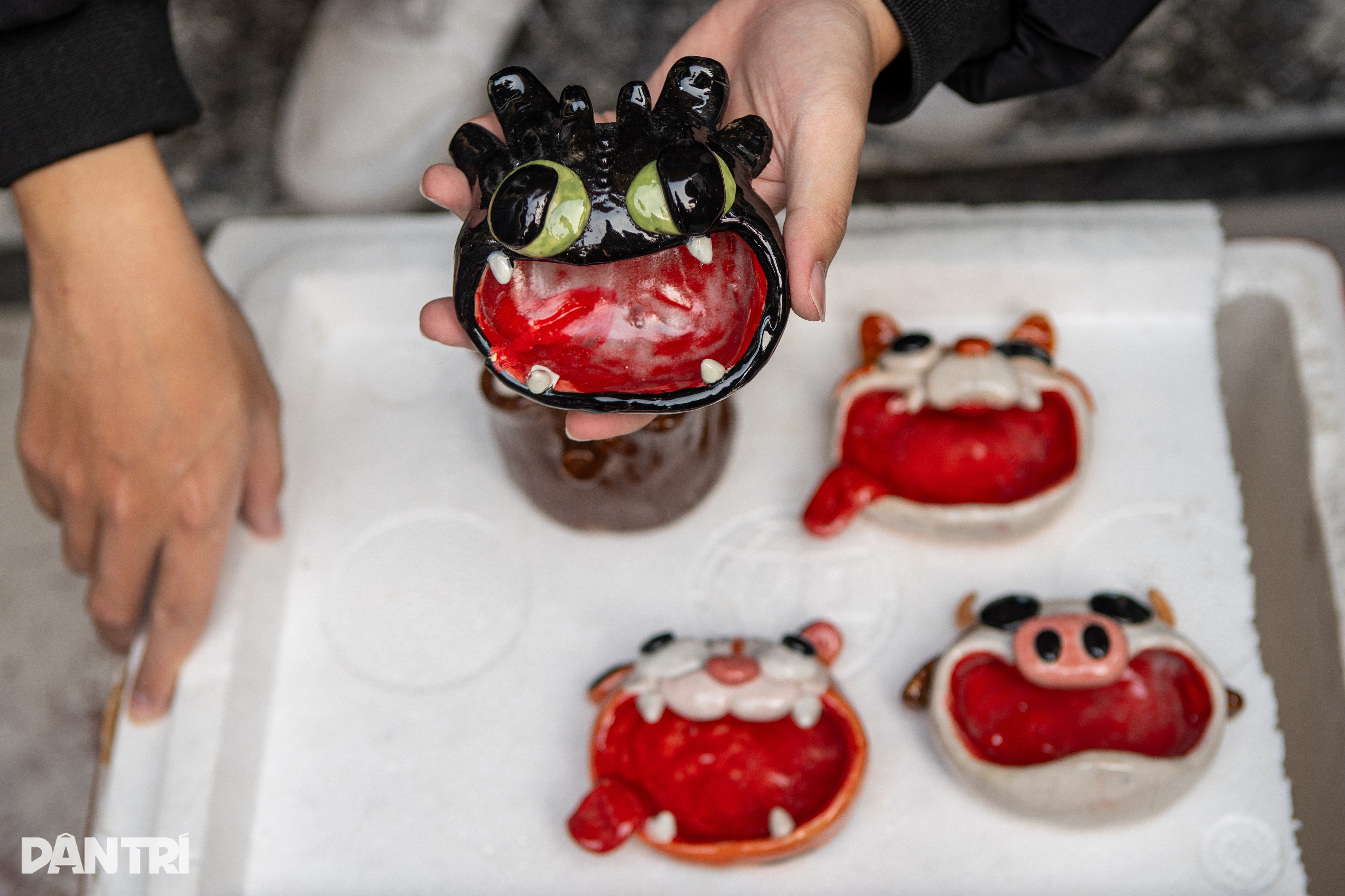 View - Ngã rẽ của chàng trai mở "tiệm gớm", làm gốm xấu lạ ở làng nghề Bát Tràng | Báo Dân trí