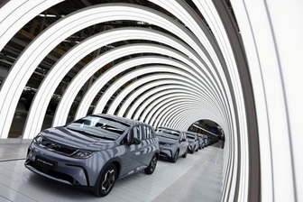 Lãnh đạo tập đoàn ô tô Mỹ thừa nhận phải học Trung Quốc cách làm xe điện
