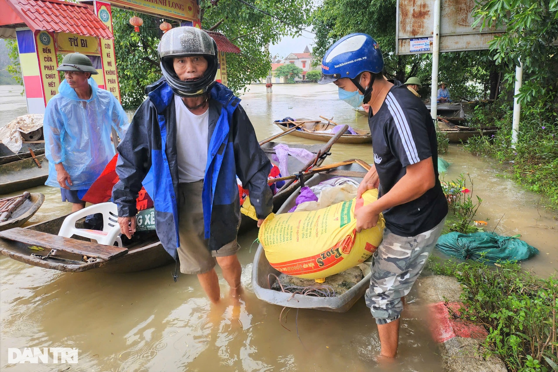 Nước dâng cao, người dân vùng rốn lũ ở Ninh Bình chuyển lên mái nhà - 7 Nước dâng cao, người dân vùng rốn lũ ở Ninh Bình chuyển lên mái nhà - 7