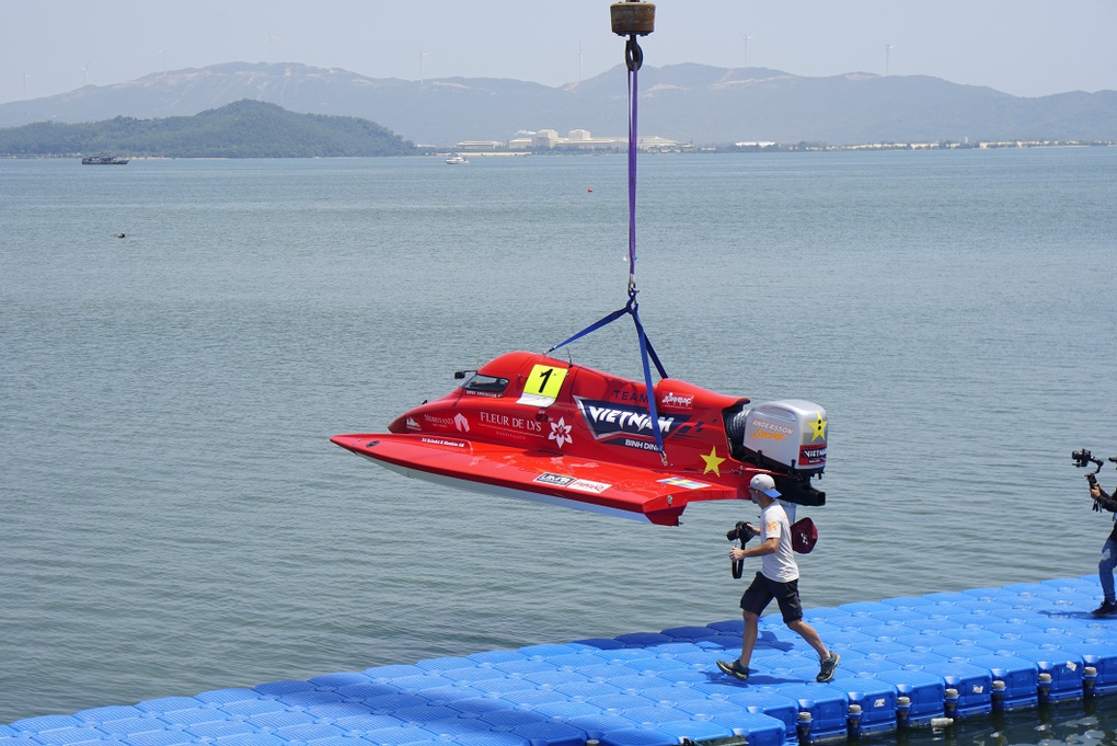 Cận cảnh siêu thuyền đua có thể đạt tốc độ lên 100 km/h chỉ trong 2 giây - 3 Cận cảnh siêu thuyền đua có thể đạt tốc độ lên 100 km/h chỉ trong 2 giây - 3