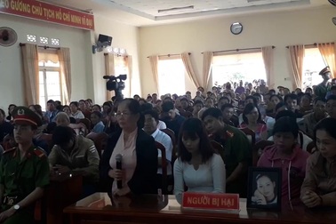 Bà Hải (mẹ của nạn nhân Bình) bức xúc trước hành vi giết người man rợ của bị cáo Kiều Quốc Huy