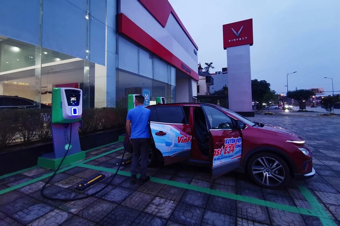 VinFast e34 thử thách hành trình xuyên Việt khi xăng tiến sát 30.000 đồng - 2 VinFast e34 thử thách hành trình xuyên Việt khi xăng tiến sát 30.000 đồng - 2
