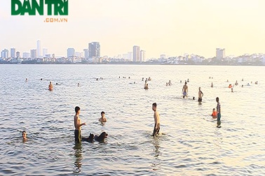 Người Hà Nội biến hồ Tây thành bãi tắm