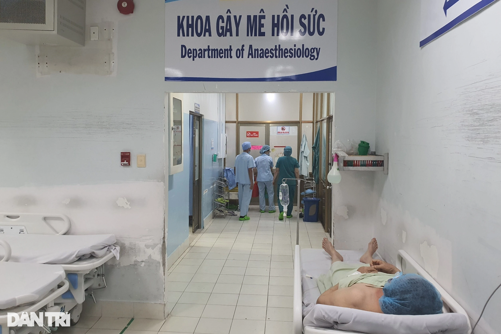 Vụ sập nhà 4 tầng, vùi lấp nhiều người: Nạn nhân dập tim, đa chấn thương - 1 Vụ sập nhà 4 tầng, vùi lấp nhiều người: Nạn nhân dập tim, đa chấn thương - 1