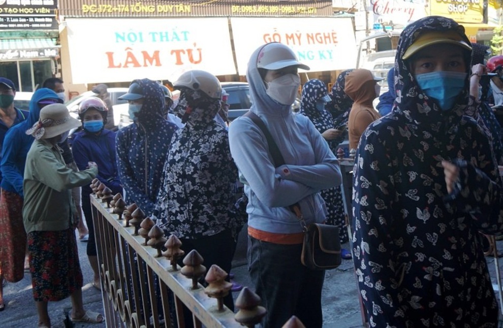Người dân chen chúc mua bánh trung thu, chủ tiệm phải lập rào chắn - 9 Người dân chen chúc mua bánh trung thu, chủ tiệm phải lập rào chắn - 9