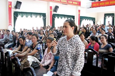 100 tiểu thương tranh luận gay gắt với quận về việc kinh doanh