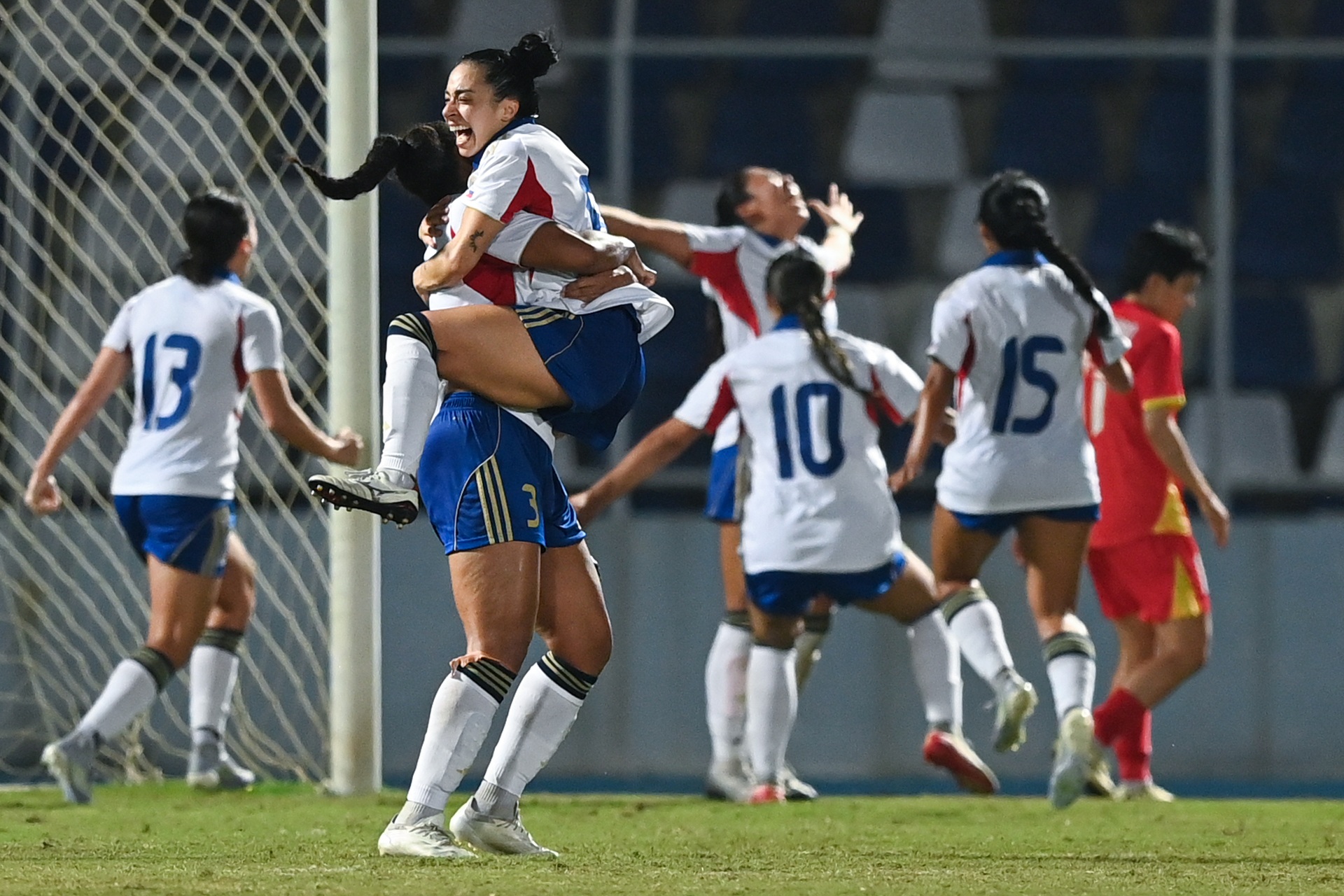 Thắng tuyển nữ Việt Nam, cầu thủ Philippines ăn mừng như vô địch - 10 Thắng tuyển nữ Việt Nam, cầu thủ Philippines ăn mừng như vô địch - 10