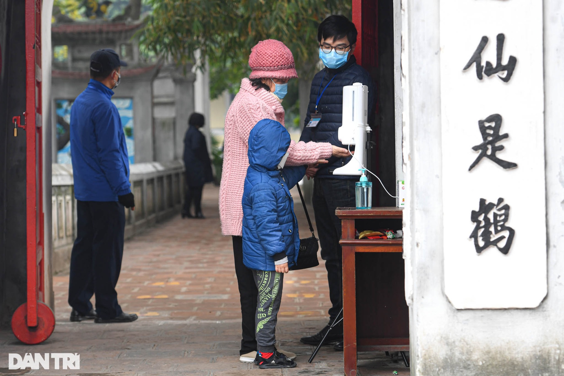 Người dân phấn khởi đi lễ ngày đầu di tích, danh thắng ở Hà Nội mở cửa lại - 4 Người dân phấn khởi đi lễ ngày đầu di tích, danh thắng ở Hà Nội mở cửa lại - 4