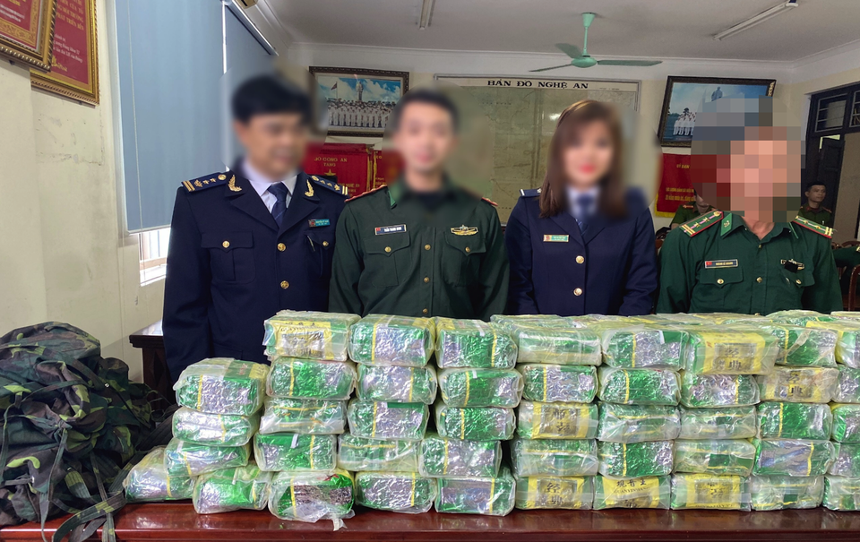 Tang vật được bàn giao cho lực lượng Công an huyện Thanh Chương, tỉnh Nghệ An tiếp tục mở rộng điều tra, xử lý. Tang vật được bàn giao cho lực lượng Công an huyện Thanh Chương, tỉnh Nghệ An tiếp tục mở rộng điều tra, xử lý.